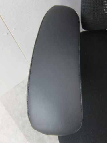 オカムラ ハンガー・ヘッドレスト付き肘付きコンテッサチェア CM32BB N ハンガー・ヘッドレスト付き肘付きコンテッサチェア CM32BB N
