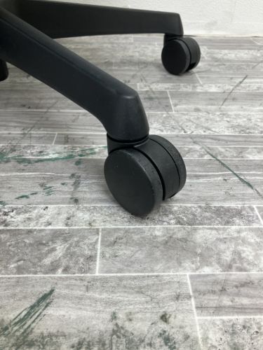 オカムラ 可動肘付エスクードチェア C496ZR FFW4 可動肘付エスクードチェア C496ZR FFW4