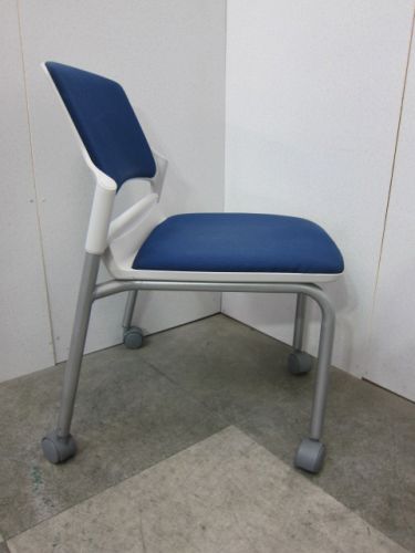 ウチダ キャスター付きスタッキングチェア MF-180C キャスター付きスタッキングチェア MF-180C