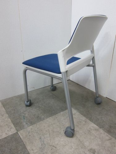 ウチダ キャスター付きスタッキングチェア MF-180C キャスター付きスタッキングチェア MF-180C