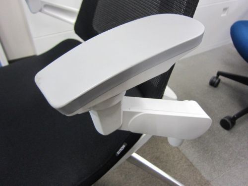 イトーキ 肘付きアクトチェア KG-477JB-ZWT1 肘付きアクトチェア KG-477JB-ZWT1