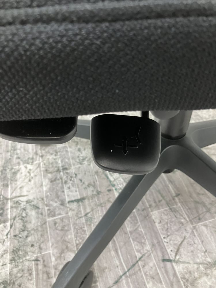 オカムラ ハンガー付きエスクードチェア C436ZR FFW1 ハンガー付きエスクードチェア C436ZR FFW1