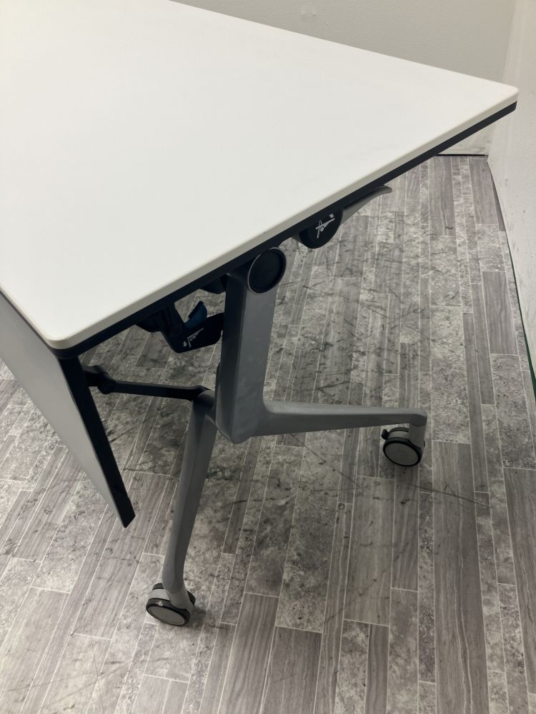 オカムラ 1800サイドスタックテーブル 81B41Y 1800サイドスタックテーブル 81B41Y