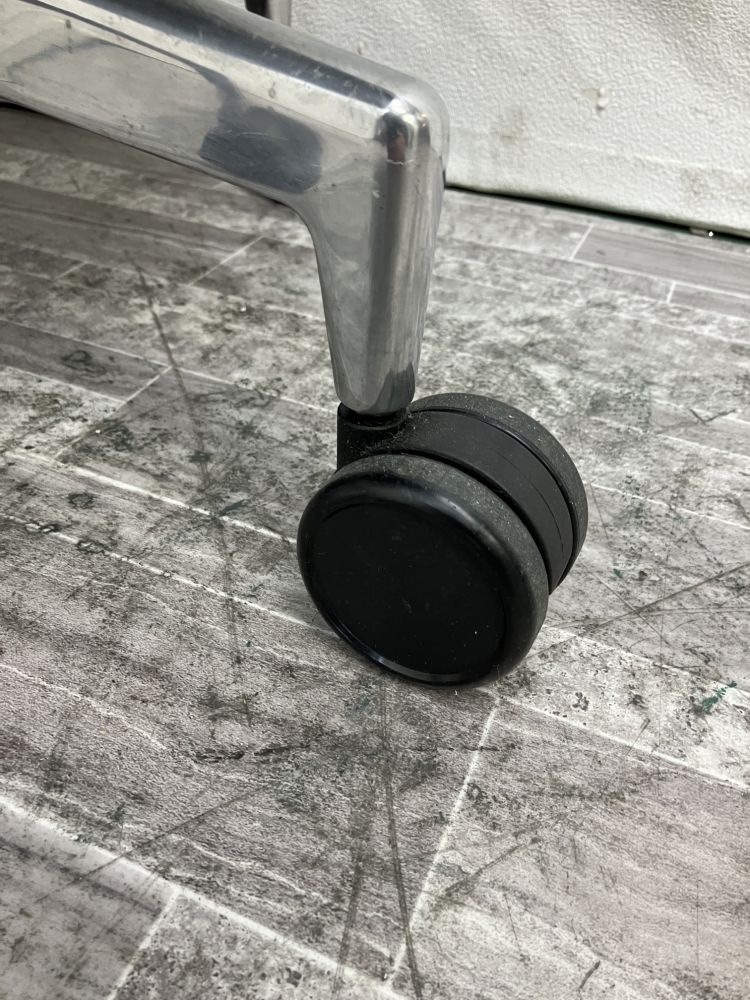 ホウトク（Kusch+Co) 固定肘付ミーティングチェア  固定肘付ミーティングチェア 