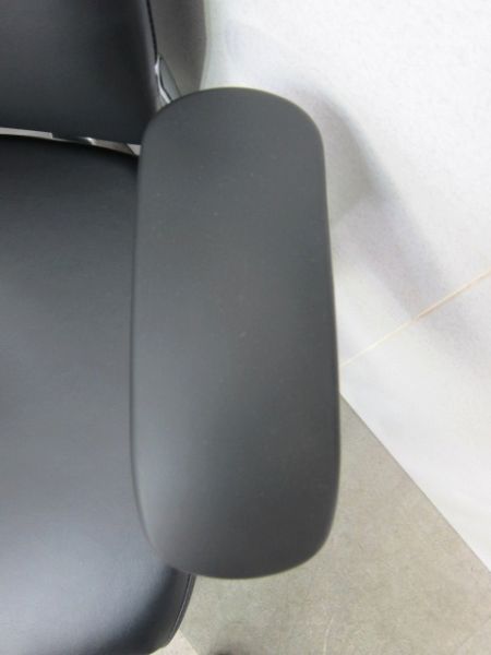 オカムラ ヘッドレスト・可動肘付きコーラルチェア CQ8CBR P676 ヘッドレスト・可動肘付きコーラルチェア CQ8CBR P676