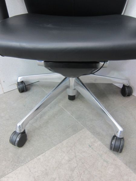 オカムラ ヘッドレスト・可動肘付きコーラルチェア CQ8CBR P676 ヘッドレスト・可動肘付きコーラルチェア CQ8CBR P676