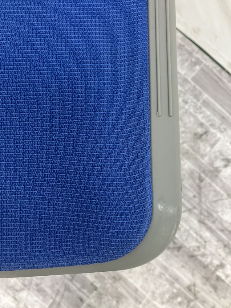 オカムラ キャスター付きフォルマチェア 8107FZ FAK5 キャスター付きフォルマチェア 8107FZ FAK5