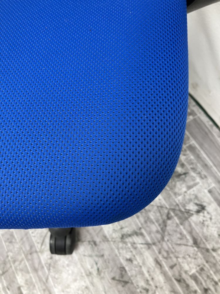 オカムラ 固定肘付カロッツァチェア CK337R 固定肘付カロッツァチェア CK337R