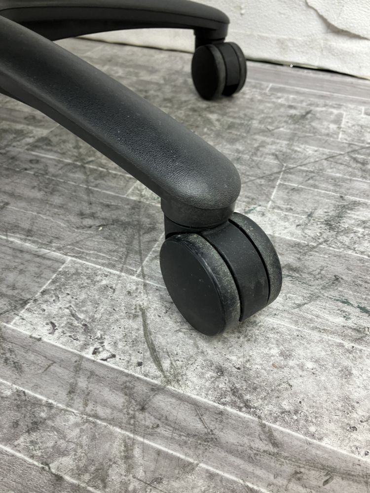 オカムラ 固定肘付カロッツァチェア CK337R 固定肘付カロッツァチェア CK337R