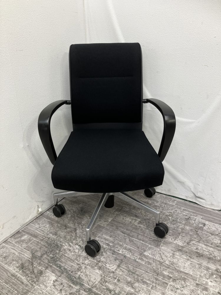 ホウトク（Kusch+Co) 固定肘付ミーティングチェア ブラック 固定肘付ミーティングチェア ブラック