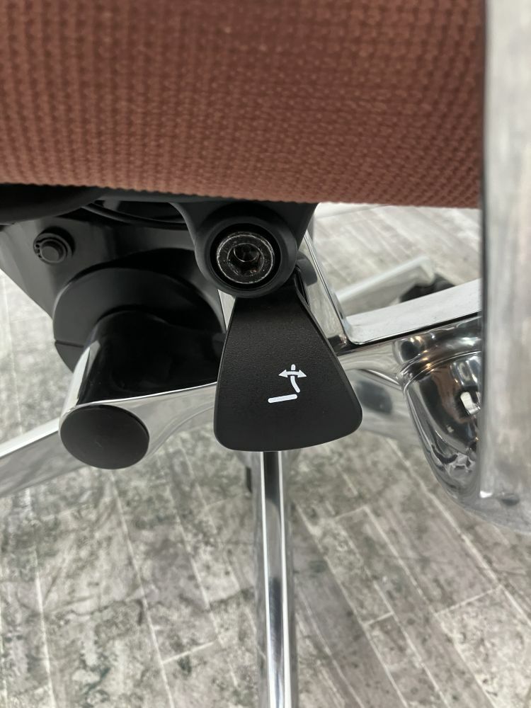 愛知県にて オカムラ 固定肘付バロンチェア 39411 を買取致しました。