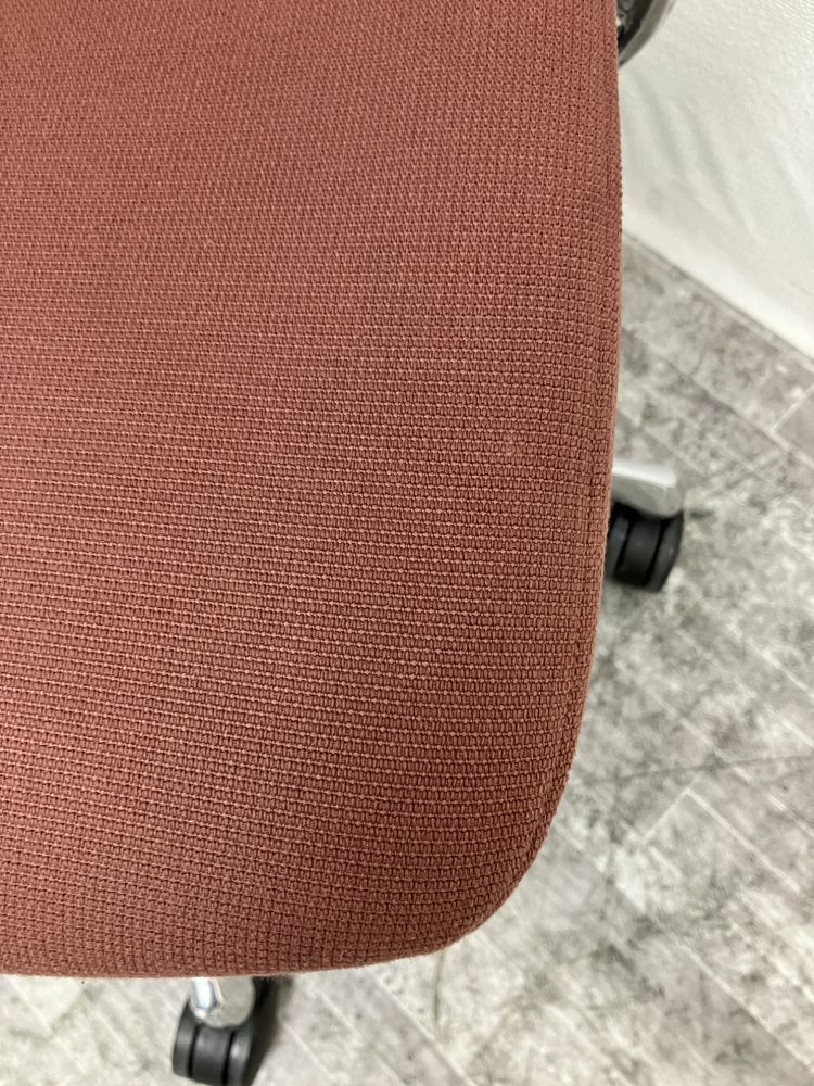 愛知県にて オカムラ 固定肘付バロンチェア 39411 を買取致しました。