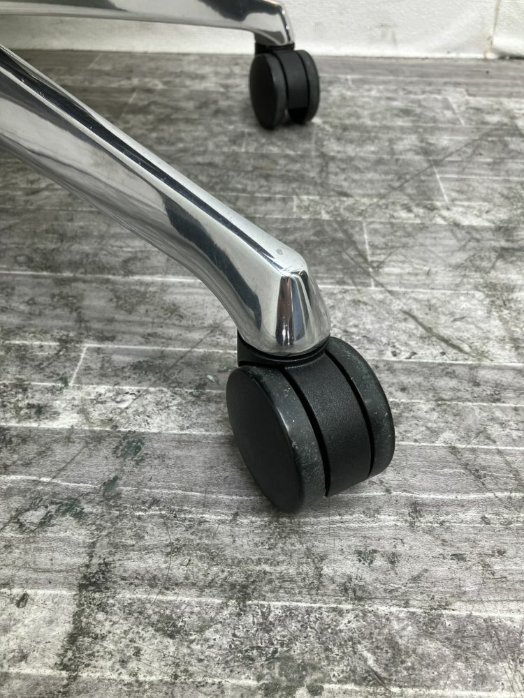 愛知県にて オカムラ 固定肘付バロンチェア 39411 を買取致しました。