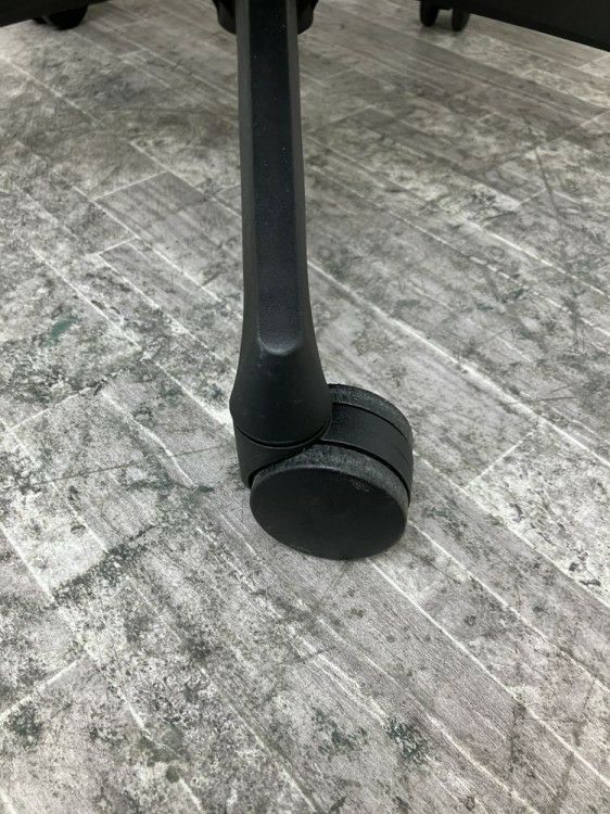 岐阜県にて オカムラ 可動肘付シルフィーチェア 39555 を買取致しました。