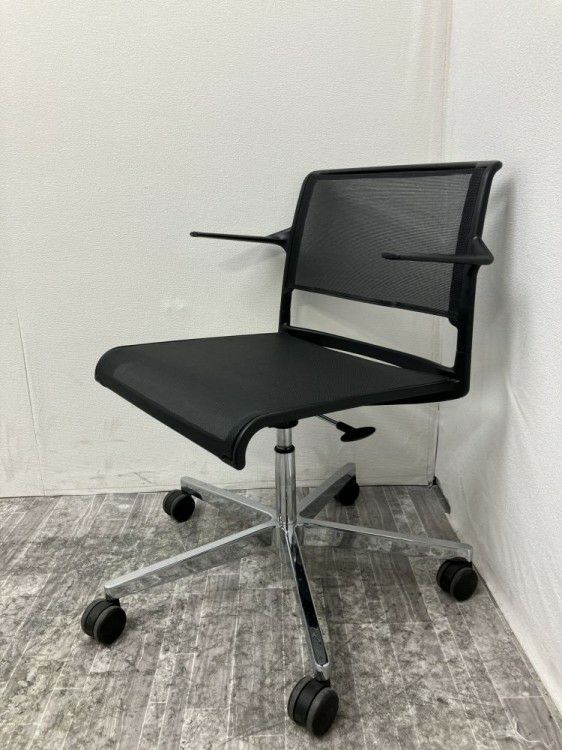 岐阜県にて Wilkhahn/ウィルクハーン 固定肘付エーライン232/2チェア 39553 を買取致しました。