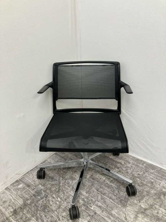 岐阜県にて Wilkhahn/ウィルクハーン 固定肘付エーライン232/2チェア 39553 を買取致しました。