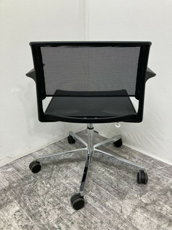 岐阜県にて Wilkhahn/ウィルクハーン 固定肘付エーライン232/2チェア 39553 を買取致しました。