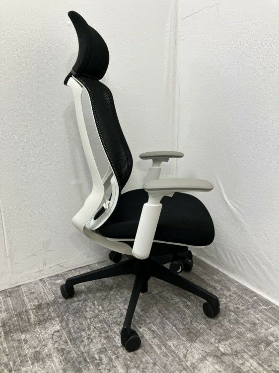 岐阜県にて オカムラ 可動肘付シルフィーチェア 39555 を買取致しました。