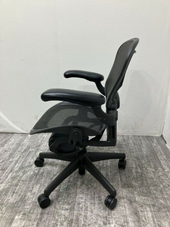 三重県にて HermanMiller（ハーマンミラー） ハーマンミラー可動肘付アーロンチェア  を買取致しました。
