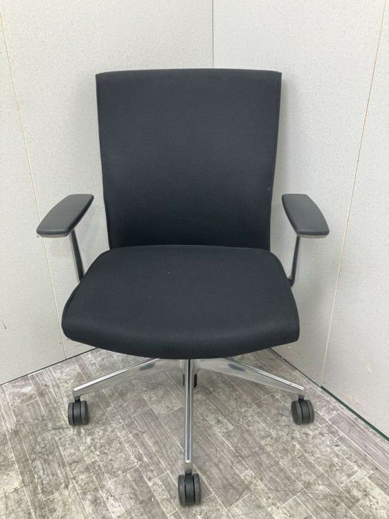 岐阜県にて コクヨ 固定肘付プントチェア  を買取致しました。