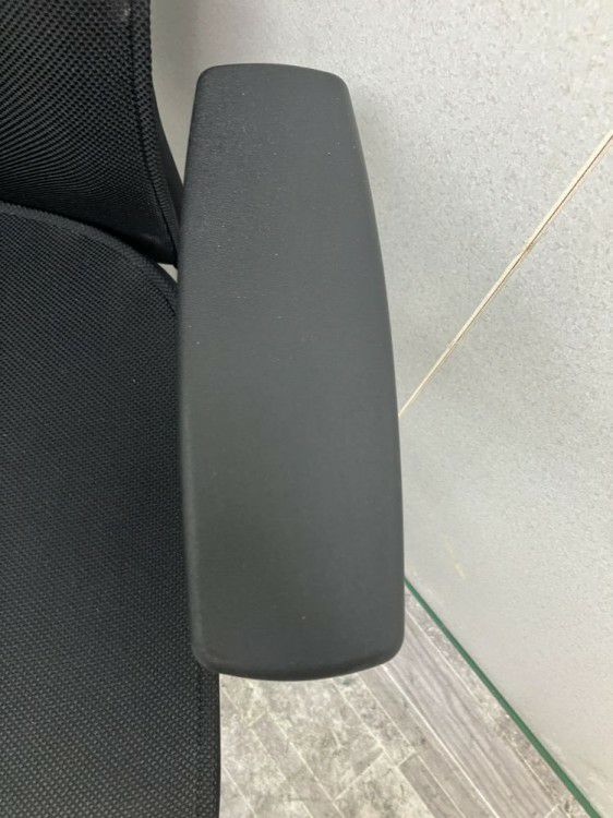 岐阜県にて コクヨ 固定肘付プントチェア  を買取致しました。