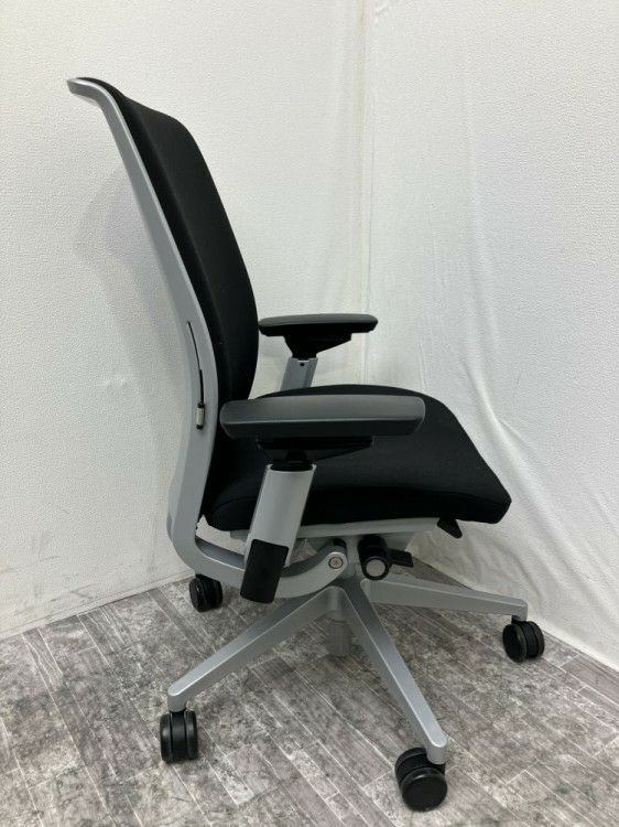 三重県にて スチールケース 可動肘付シンク2チェア  を買取致しました。