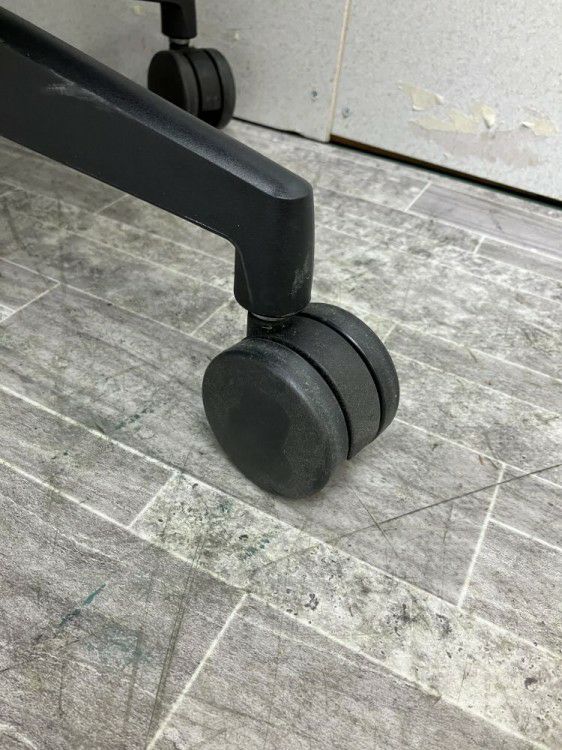 三重県にて ウチダ（内田洋行） 可動肘付クレネチェア  を買取致しました。