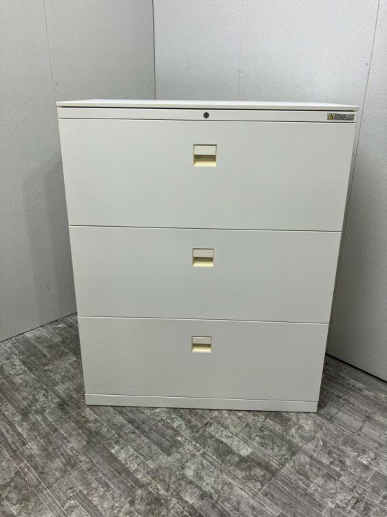 愛知県にて オカムラ 天板付3段ラテラル書庫  を買取致しました。