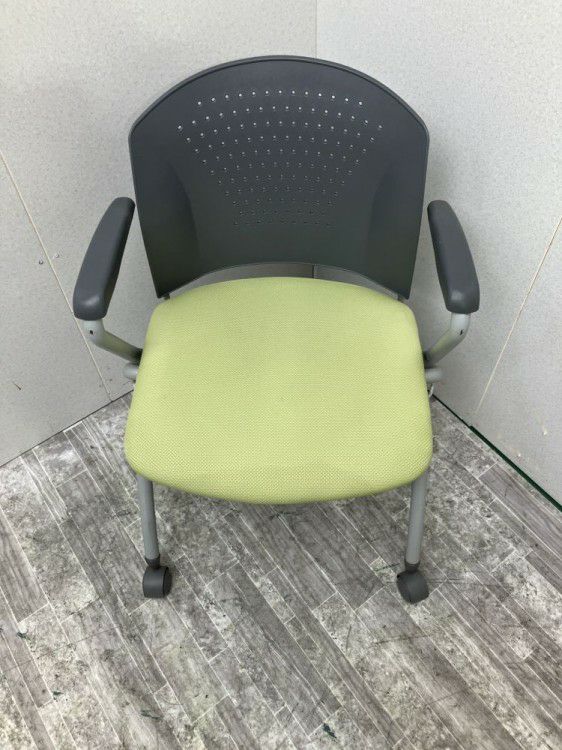 三重県にて トヨスチール スタッキングチェア  を買取致しました。