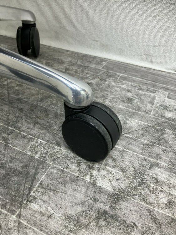 岐阜県にて オカムラ 可動肘付コンテッサチェア を買取致しました。