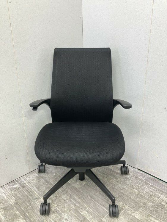 三重県にて コクヨ 固定肘付M4チェア  を買取致しました。