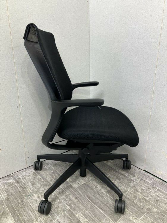 三重県にて コクヨ 固定肘付M4チェア  を買取致しました。