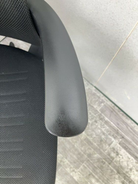 三重県にて コクヨ 固定肘付M4チェア  を買取致しました。