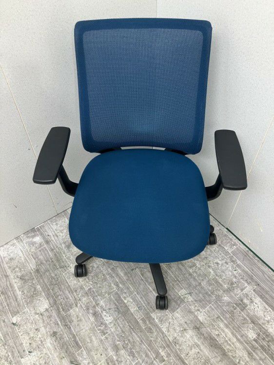 岐阜県にて コクヨ 固定肘付ミトラチェア  を買取致しました。