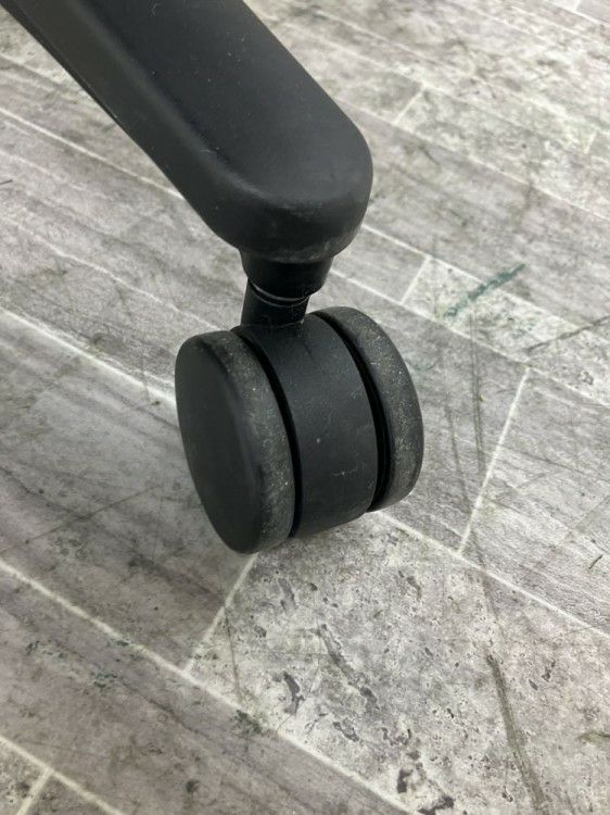 岐阜県にて コクヨ 固定肘付ミトラチェア  を買取致しました。