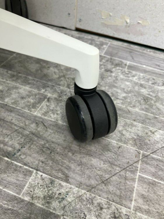 三重県にて ウチダ（内田洋行） 固定肘付エルフィチェア  を買取致しました。