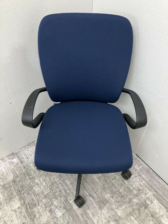 三重県にて イトーキ 固定肘付フルゴチェア  を買取致しました。