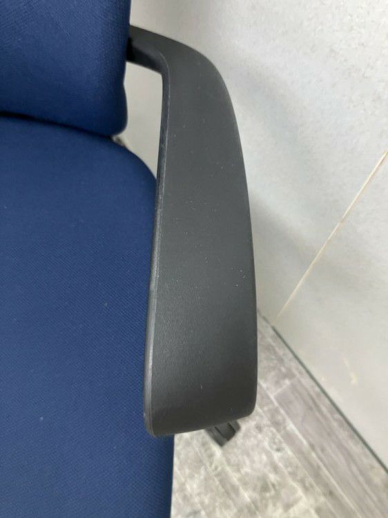 三重県にて イトーキ 固定肘付フルゴチェア  を買取致しました。