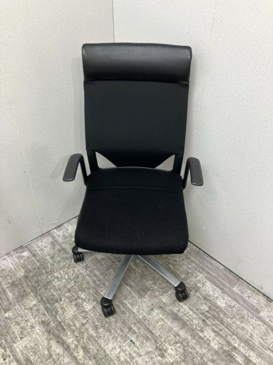 愛知県にて Wilkhahn(ウィルクハーン) 固定肘付モダスチェア を買取致しました。