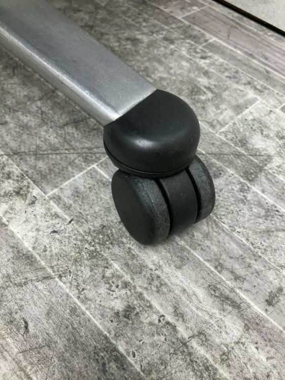 愛知県にて Wilkhahn(ウィルクハーン) 固定肘付モダスチェア を買取致しました。