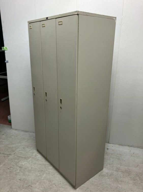 岐阜県にて  3人用ロッカー  を買取致しました。