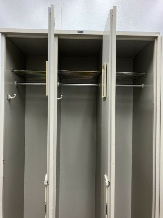 岐阜県にて  3人用ロッカー  を買取致しました。