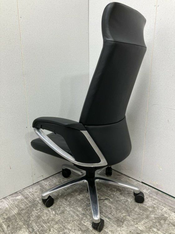 三重県にて コクヨ 固定肘付フィロソフィーチェア  を買取致しました。