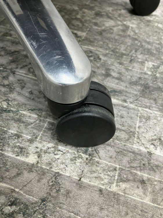 三重県にて コクヨ 固定肘付フィロソフィーチェア  を買取致しました。