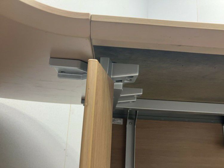 静岡県にて オカムラ 2300ラウンドデスク+ワゴンセット  を買取致しました。