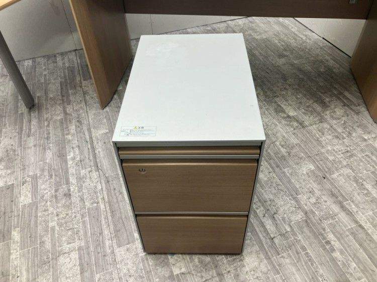 静岡県にて オカムラ 2300ラウンドデスク+ワゴンセット  を買取致しました。