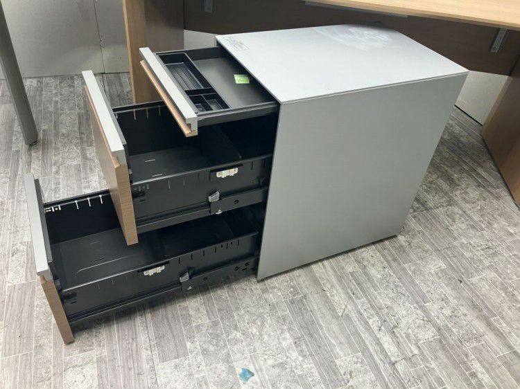 静岡県にて オカムラ 2300ラウンドデスク+ワゴンセット  を買取致しました。