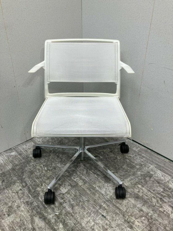 三重県にて Wilkhahn（ウィルクハーン） 肘付エーラインチェア  を買取致しました。