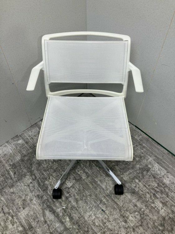 三重県にて Wilkhahn（ウィルクハーン） 肘付エーラインチェア  を買取致しました。