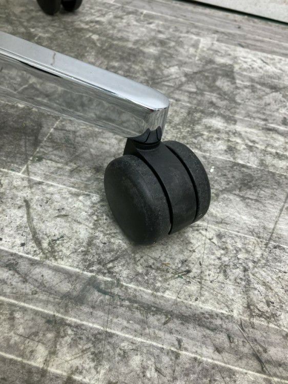 三重県にて Wilkhahn（ウィルクハーン） 肘付エーラインチェア  を買取致しました。